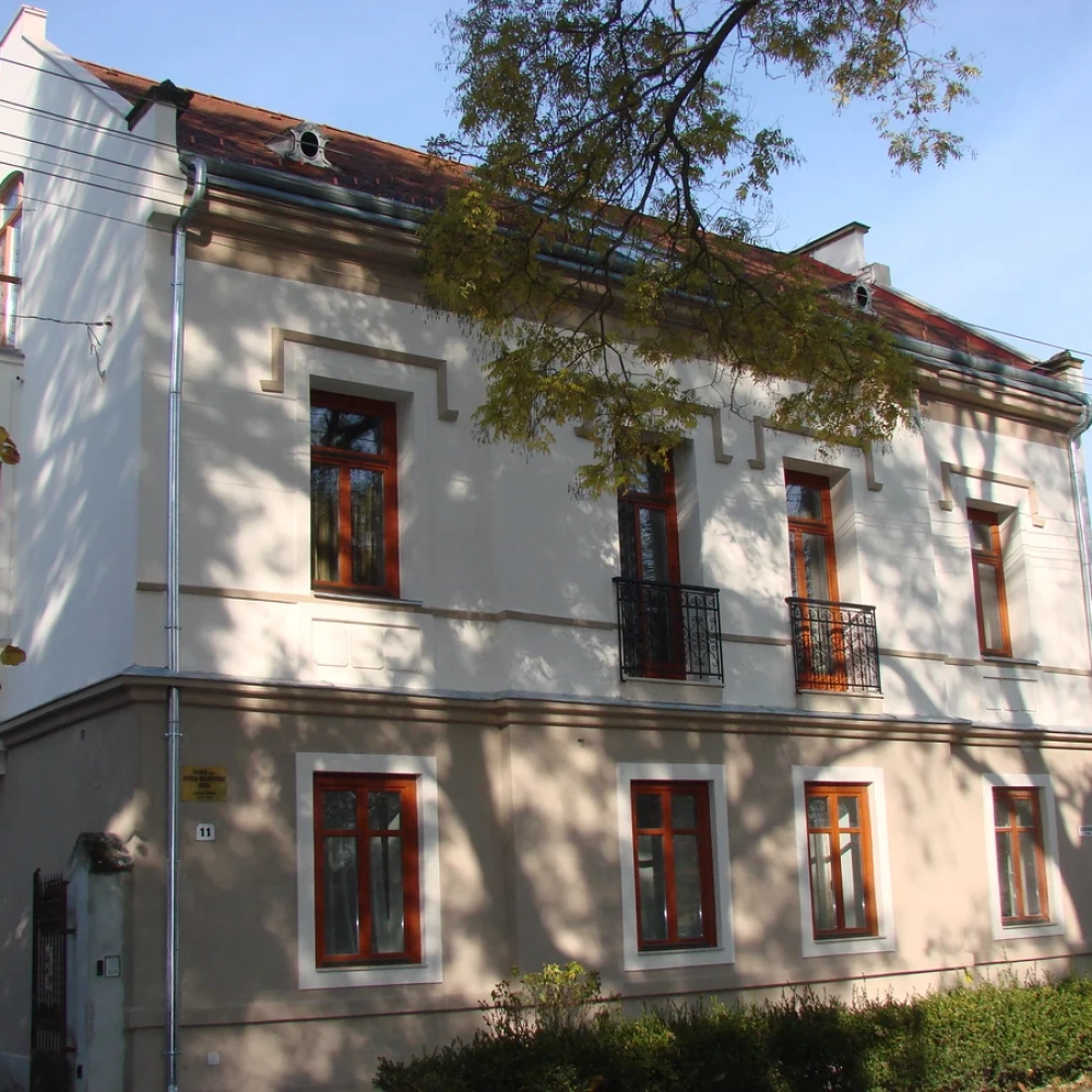 Közbülső állapot- a tető már cserélve a homlokzati ablakok még az 1945-s átalakítás idejéből valók